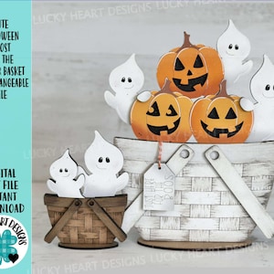 Könnte beinhalten: Halloween-Holzdekorationen mit lächelnden Geistern und Kürbissen in Körben. Auf dem Etikett steht "Just here for the BOOS". Das Bild enthält auch den Text "Cute Halloween Ghost for the Flower Basket Interchangeable File."