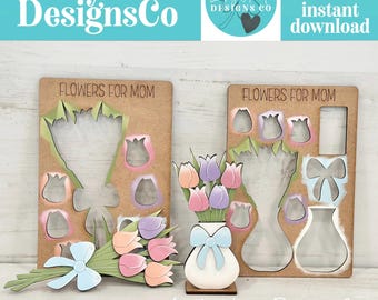 Könnte beinhalten: Holzschnitt-Dateidesigns mit dem Text "FLOWERS FOR MOM". Ein Design zeigt einen Tulpenstrauß mit einer blauen Schleife, das andere eine Vase mit Tulpen und einer Schleife. Das Bild enthält auch den Text "Lucky Heart Designs Co" und "Digital cut file instant download".