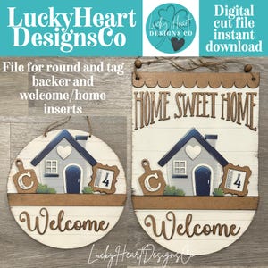 Può includere: Due cartelli di benvenuto in legno con un design a forma di casa. Uno è rotondo, l'altro è ad arco. Entrambi hanno una casa con un cuore, un tagliere con una "C" e un "4" incorniciato. I cartelli recitano "Welcome" e "Home Sweet Home".