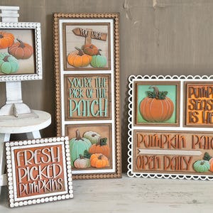 Peut inclure: Panneaux en bois avec des motifs de citrouilles. Un panneau indique "FRESH PICKED PUMPKINS". Un autre panneau dit "YOU'RE THE PICK OF THE PATCH". D'autres panneaux disent "Pumpkin Season is Here" et "Pumpkin Patch Open Daily."