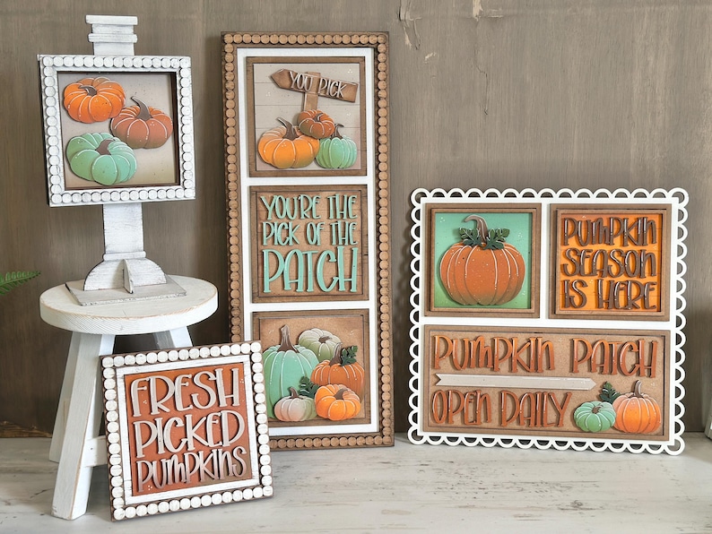 Peut inclure: Panneaux en bois avec des motifs de citrouilles. Un panneau indique "FRESH PICKED PUMPKINS". Un autre panneau dit "YOU'RE THE PICK OF THE PATCH". D'autres panneaux disent "Pumpkin Season is Here" et "Pumpkin Patch Open Daily."