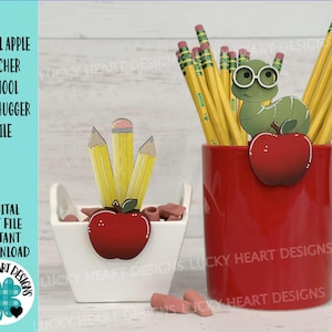 Lápis Maçã Professor Escola Caneca Hugger Arquivo SVG, Glowforge Bandeja em camadas, Decoração de bandeja, Rato de biblioteca, Presente, Topper, LuckyHeartDesignsCo
