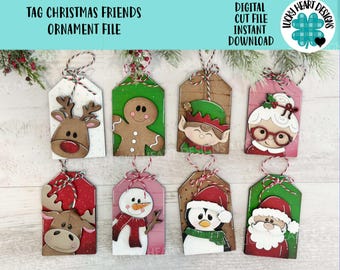 Puede incluir: Ocho etiquetas de adornos navideños con diferentes personajes, incluyendo un reno, un hombre de jengibre, un elfo, una abuela, un alce, un muñeco de nieve, un pingüino y Santa Claus. Cada etiqueta está pintada en un estilo festivo con colores brillantes y detalles.