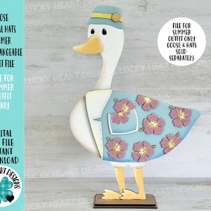 Könnte beinhalten: Holz-Gänsefigur mit blauem Hut und blauem Outfit mit rosa Hibiskusblüten. Die Gans hat einen gelben Schnabel und Füße. Der Text "GOOSE ANIMAL HATS SUMMER INTERCHANGEABLE OUTFIT FILE" ist sichtbar.