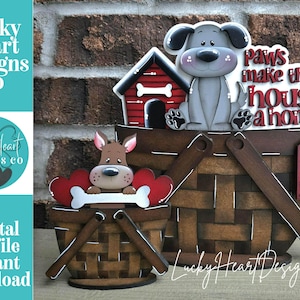 Könnte beinhalten: Dekorative Holzstücke zum Thema Hunde. Eines zeigt ein Hundehütte und einen grauen Hund mit dem Text "Paws make this house a home". Ein anderes hat einen Hund, der einen Knochen zwischen zwei roten Herzen hält. Der Text "Beware of dog kisses" steht auf einem Anhänger.