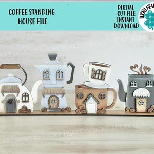 Könnte beinhalten: Ein Set aus vier Holz-Häusern zum Thema Kaffee, jedes mit einem anderen Design. Die Häuser sind in verschiedenen Farben gestrichen, darunter Weiß, Braun, Grau und Blau. Die Häuser sind in einer Reihe auf einer Holzbasis angeordnet. Die Häuser sind mit Details wie Fenstern, Türen und Schornsteinen verziert. Die Häuser sind so gestaltet, dass sie wie Kaffeekannen, Tassen und Teekannen aussehen.