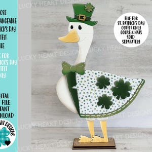 Könnte beinhalten: Eine Holzgansfigur in einem St. Patrick's Day-Outfit. Die Gans hat einen grünen Hut mit einem Kleeblatt, eine grüne Fliege und einen Umhang mit Kleeblattmustern. Der Text auf dem Bild lautet "Goose Interchangeable St. Patrick's Day Outfit File."