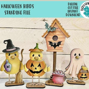 Może przedstawiać: Zestaw figurek ptaków o tematyce Halloween. Jeden ptak nosi kapelusz czarownicy i trzyma butelkę z miksturą i miotłę. Drugi to dynia. Wyróżnia się również domek dla ptaków z wycięciem w kształcie nietoperza i ptak-duch z koszem z dyni. Na górze znajduje się napis "HALLOWEEN BIRDS STANDING FILE".