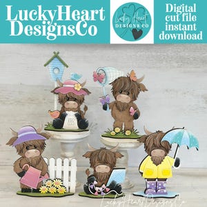Può includere: Una collezione di file di taglio digitale a tema mucche delle Highlands. Le mucche marroni sono raffigurate con vari accessori, tra cui cappelli, annaffiatoi, ombrelli e retini per farfalle. L'immagine include il testo "Lucky Heart Designs Co" e "Digital cut file instant download."