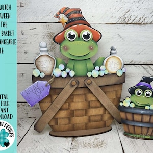 Pode incluir: Decoração de Halloween em madeira com um sapo verde usando um chapéu de bruxa, saindo de uma cesta. O sapo é cercado por bolhas e garrafas com a etiqueta "Toadstool Tonic" e "tad pole tears". Há também um sapo menor em um balde.