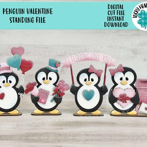Puede incluir: Cuatro decoraciones de pingüinos para el Día de San Valentín con diferentes diseños. Un pingüino sostiene un corazón, otro sostiene un ramo de flores, otro sostiene un cartel que dice "Te amo locamente", y el último pingüino sostiene un buzón con una carta de amor dentro.
