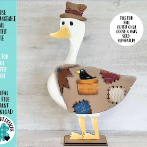 Könnte beinhalten: Holzfigur einer Gans mit Herbstoutfit, einschließlich braunem Hut und geflicktem Flügel. Die Gans hat einen weißen Körper, gelbe Füße und einen gelben Schnabel. Der Text lautet: "Goose Interchangeable Fall Outfit File."