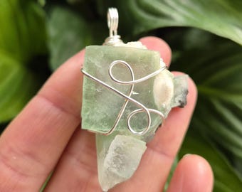 Collar de cristal de apofilita verde / Colgante con alambre chapado en plata