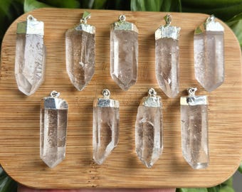 Collana con ciondolo in argento a forma di punto curativo con pietra preziosa di quarzo ialino grezzo.