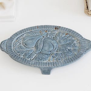 Vintage Franse grote oude blauwe gietijzeren onderzetter, rustieke ovale geëmailleerde pannenstandaard, primitieve pannenlap, metalen onderzetter, inrichting boerderij