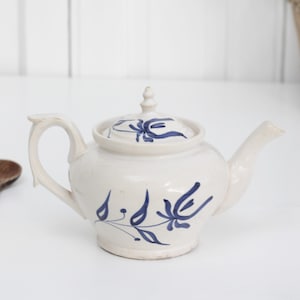 Vintage französische kleine weiße Keramik-Teekanne mit blauem handgemaltem Dekor, Doppelt-Teekanne oder Kaffeekanne, Bauernhaus-Küchendekor