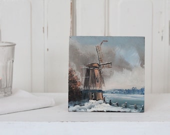 Antikes holländisches Ölgemälde auf Holztafel mit Winterlandschaft einer Windmühle an einem See