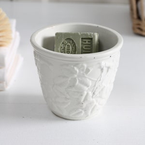 Vintage small Italian white ceramic planter with embossed design of twigs, leafs and flowers, flower pot, indoor pottery, home decor 画像 4