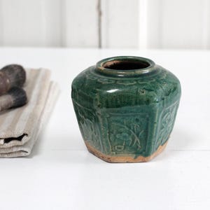 Jarra de jengibre china antigua vidriada en verde, maceta hexagonal antigua de barro para jengibre, pequeño jarrón de cerámica asiática de Shiwan.