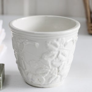 Vintage small Italian white ceramic planter with embossed design of twigs, leafs and flowers, flower pot, indoor pottery, home decor 画像 6