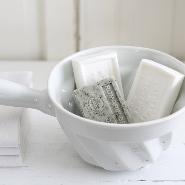 Antiker französischer weißer Eisenstein Frucht Colander | Glasiertes Porzellan Beerensieb mit Henkel