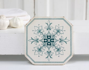 Trivet de azulejos de cerámica francesa antigua con diseño de lirios franceses verde azulado, soporte de sartén de porcelana antigua - Regalo de decoración de cocina campestre de granja