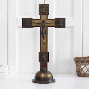 Crucifix de table XL ancien en bois avec Jésus-Christ et anges en laiton et cuivre, debout après la croix missionnaire, Corpus Christi, décor religieux