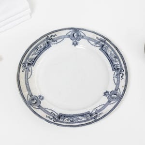 Antiker französischer Salat- oder Salatteller aus Keramik mit einem tiefblauen Transfer-Dekor aus Vögeln, Schleifen, Girlanden und Medaillons