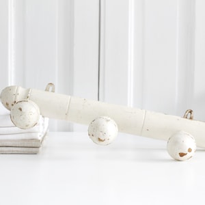 Vintage 1930er Jahre Französischer 3 Zapfen Bistro-Garderobenhalter aus Holz in weiß mit Chippy-Finish, Kleiderständer mit Knöpfen, Bauernhausdekor