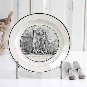 Piatto militare francese antico in pietra di ferro, con stampa nera di un soldato e un detto francese, piatto in ceramica, Francia del XIX secolo