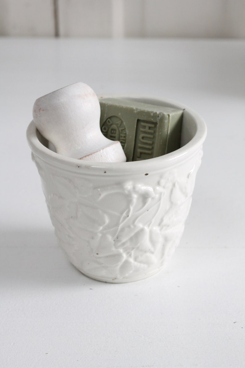 Vintage small Italian white ceramic planter with embossed design of twigs, leafs and flowers, flower pot, indoor pottery, home decor 画像 3