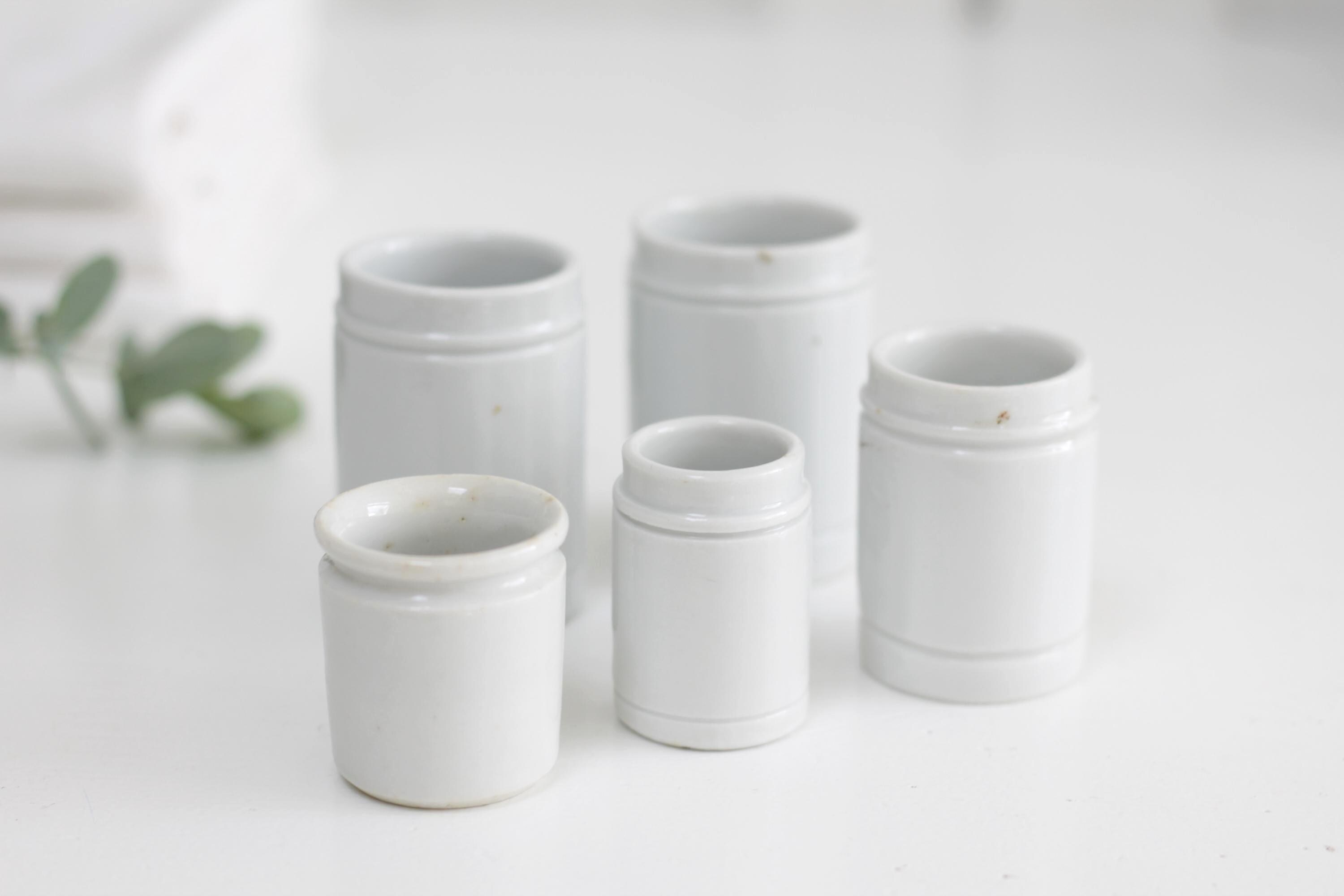 アンティークの小さな白磁軟膏瓶5個セット、10、20、30mlの石器製薬局