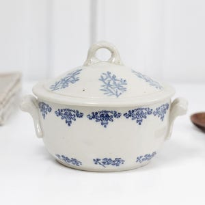 Sopera de porcelana francesa antigua de Saint-Uze con diseño de follaje azul, cuenco vintage con tapa, Porcelaine de Saint-Uze, decoración rústica.