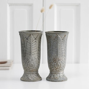 Paire de deux vases de jardin anciens français Art Déco en métal coulé, vase de cimetière vintage, jardinière sur pied, cache-pot rustique, décoration de ferme