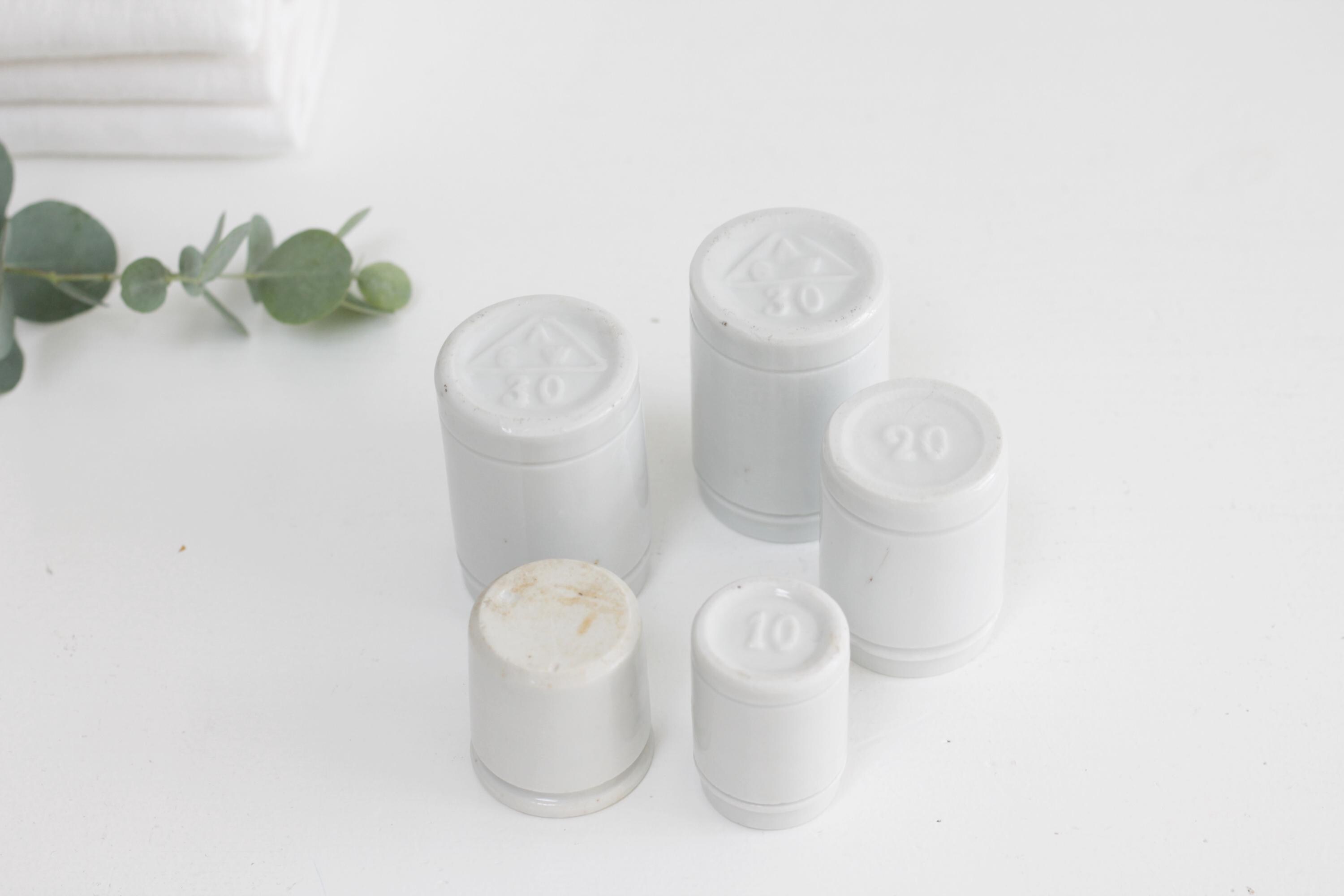 アンティークの小さな白磁軟膏瓶5個セット、10、20、30mlの石器製薬局