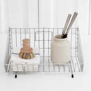 Metalowy regał sklepowy z lat 50. XX wieku, prymitywny, rustykalny druciany kosz na nogach, organizer z dwoma przegródkami, przechowywanie w kuchni, kuchnia w stylu wiejskim