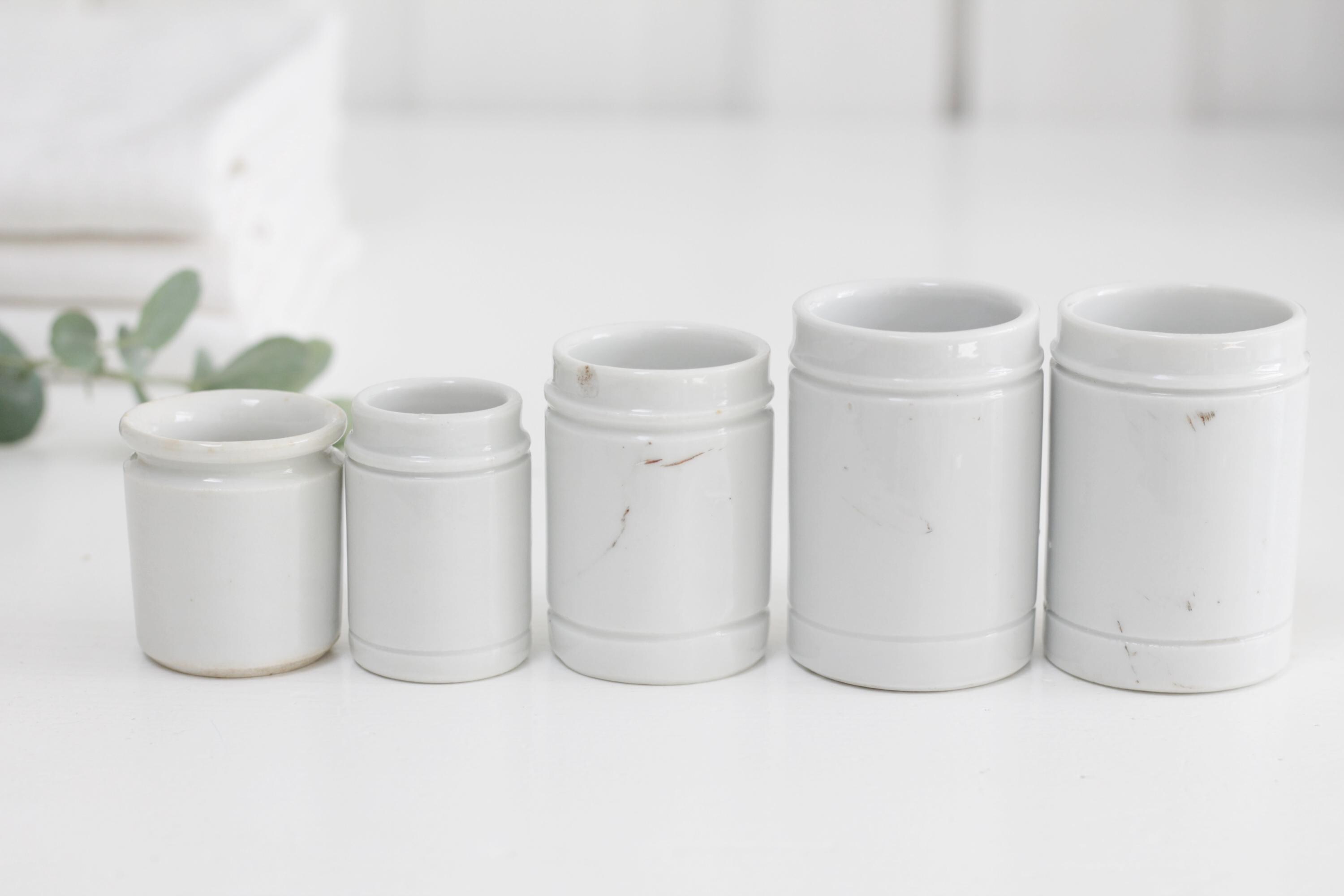 アンティークの小さな白磁軟膏瓶5個セット、10、20、30mlの石器製薬局