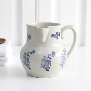 Vintage Franse St. Uze-porseleinen waterkan, kan met blauw bladontwerp, Porcelaine de Saint-Uze, boerderijdecor