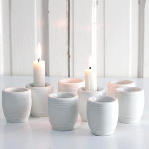 2er-Set - Vintage französische Senftöpfe oder Salbengläser aus Porzellan, winziges Fassdesign