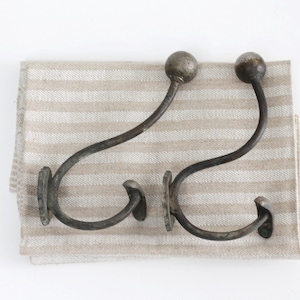 Coppia di due ganci da parete in ferro battuto francese antico, appendiabiti rustico in ghisa, vecchio portasciugamani in metallo primitivo, arredamento per la casa in stile fattoria