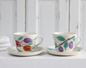 Ensemble de 2 tasses et soucoupes vintage en pierre de fer à décor floral de fruits dans des couleurs vives, tasses à thé en grès du milieu du siècle, Boch Belgique