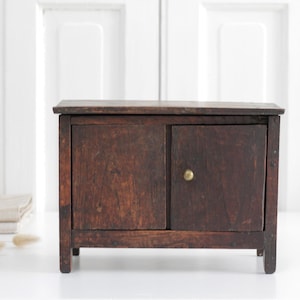 Mobile antico francese in legno, realizzato a mano da un apprendista, campione per venditori, cassettiera per casa delle bambole, mobile contenitore per bambole, arredamento in stile rustico.