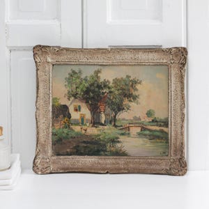 Pintura original vintage sobre panel de madera enmarcada, paisaje primitivo con casa de campo, agua, puente, pollo, árboles, arte de pared rústico.