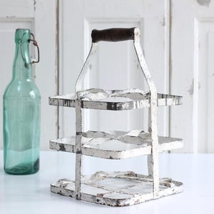 Botellero francés antiguo de metal blanco oxidado y descascarillado, portabotellas antiguo, portador de botellas de vino, decoración rústica de cocina de granja primitiva