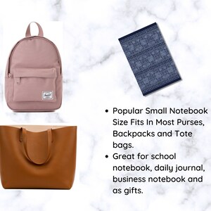 K&ouml;nnte beinhalten: Eine braune Ledertasche, ein rosafarbener Canvas-Rucksack und ein kleines blaues Notizbuch mit einem gemusterten Design. Das Notizbuch wird als beliebtes kleines Notizbuch beschrieben, das in die meisten Handtaschen, Rucks&auml;cke und Einkaufstaschen passt. Es ist ideal f&uuml;r Schulhefte, Tageb&uuml;cher, Gesch&auml;ftsnotizb&uuml;cher und als Geschenk.