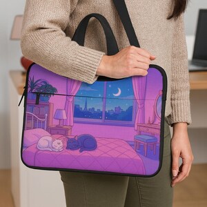 Puede incluir: Una funda para portátil con una escena de dormitorio que muestra dos gatos durmiendo, una vista nocturna de la ciudad y una luna creciente. La paleta de colores incluye tonos de morado, azul y rosa.