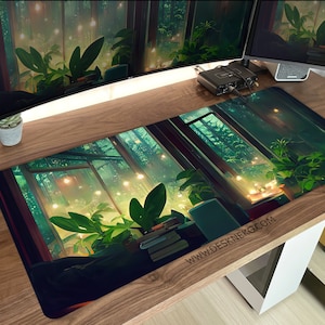 Op de afbeelding: Een rechthoekige bureaumat met een digitale kunstscène van een raam met uitzicht op een weelderig groen bos. Het ontwerp omvat planten, boeken en zachte verlichting. Het websiteadres "WWW.DESKNEKO.COM" staat op de mat.
