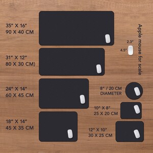 Pode incluir: Uma cole&ccedil;&atilde;o de tapetes de rato pretos em v&aacute;rios tamanhos, incluindo 90 x 40 cm, 80 x 30 cm, 60 x 45 cm, 45 x 35 cm, 25 x 20 cm, 30 x 25 cm, e um tapete redondo com 20 cm de di&acirc;metro. Cada tapete tem um rato branco e est&aacute; sobre uma superf&iacute;cie de madeira.