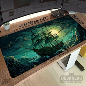 Pode incluir: Um tapete de mesa retangular grande com uma ilustração detalhada de um navio alto navegando por um mar tempestuoso sob a lua cheia. O tapete tem aproximadamente 120 cm de comprimento e 60 cm de largura. O design inclui tons de verde-azulado, verde e amarelo.
