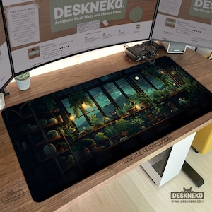 Op de afbeelding: Een rechthoekige DeskNeko bureaumat met een gedetailleerde illustratie van een kasinterieur 's nachts. Het ontwerp omvat planten, een zwarte kat en zachte verlichting. De mat ligt op een houten bureau.